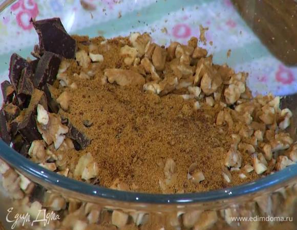 Шоколад и орехи порубить маленькими кусочками, соединить с мусковадо и корицей, все перемешать.