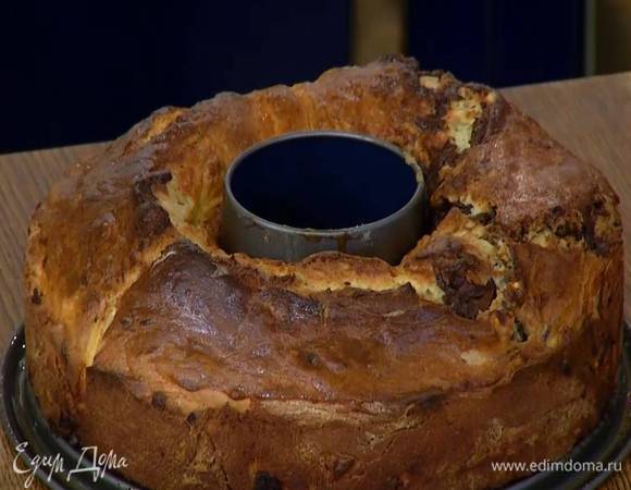 Выпекать бабку в разогретой духовке 15 минут, затем понизить температуру до 170°С и выпекать еще 30 минут.