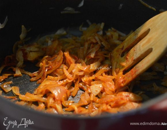 Снять огня, добавить соль и паприку. Перемешать.