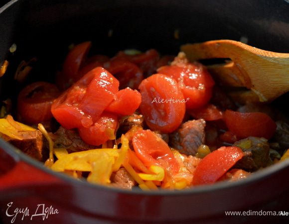 Добавить говядину нарезанную кубиками, шейная часть, перец горошком крупно помолоть, лавровый лист, сладкий перец нарезанный, томаты крупно нарезанные. Вернуть на медленный огонь.