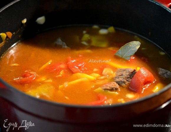 Добавить воды так, чтобы прикрывало овощи или бульон, закрыть крышкой и тушить 1,5 часа.