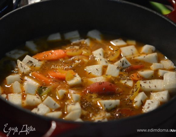 Нарезать репу очищенную не крупно, морковь очистить и нарезать, чеснок, картофель очищенный и нарезанный кубиками. Добавить все в гуляш, семена тмина и готовить еще 30 мин. под крышкой или до готовности овощей.