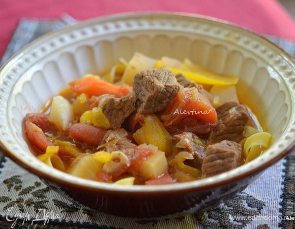 Подавать гуляш горячим, посолить и поперчить по вкусу. Приятного аппетита.