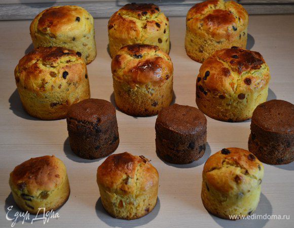 Тесто в формы и в духовку... минут на 45. 
Украсить по своему желанию.