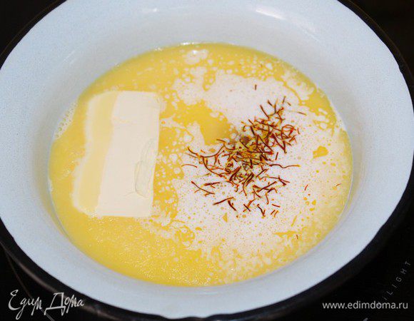 Шафран измельчить в ступке и смешать с молоком, затем добавить сливочное масло и нагреть молоко до растворения в нем масла, снять с огня.
