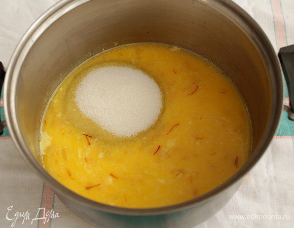 Добавить сахар, размешать.