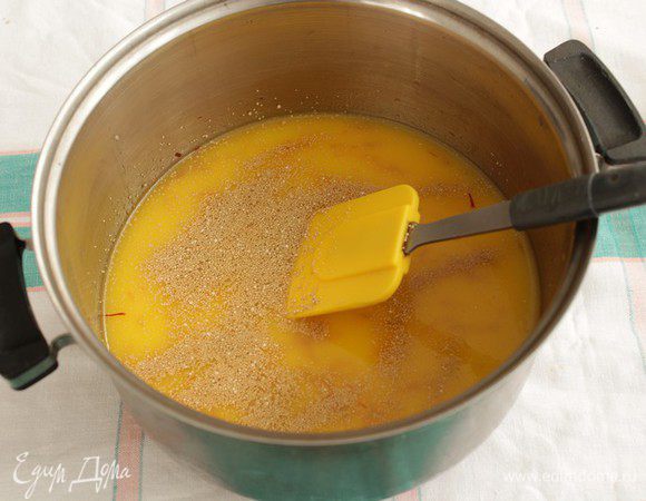 На поверхность теплой смеси насыпать дрожжи и чуть-чуть перемешать. Оставить до появления пузырьков (5-10 мин).