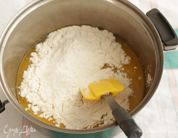 После чего ввести яйца комнатной температуры, соль и ванилин. Постепенно добавляя муку, замесить тесто. Вымешивать тесто следуют тщательно и не менее 5 минут.

