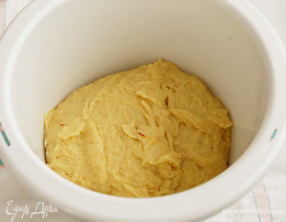 Оставить подниматься тесто в теплом месте, накрыв полиэтиленовым мешком.
