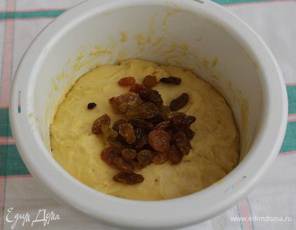 После чего добавить в тесто изюм,


