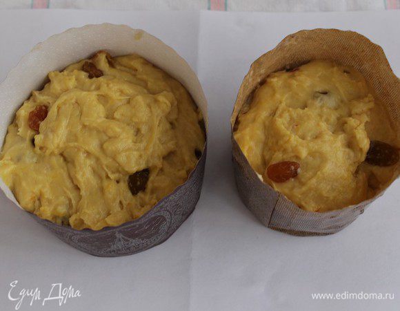 разложить по смазанным растопленным сливочным маслом формам на 1/3 и оставить подниматься, накрыв формы полотенцем (не переборщите с количеством теста,оно очень хорошо поднимается).