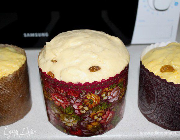 Затем поставить куличи в предварительно разогретую до 180°C духовку. 
Выпекать при температуре 160-180°C в течение 30-40 минут. Если верхушка куличей начнет сильно зарумяниваться, накрыть пекарской бумагой или фольгой. 