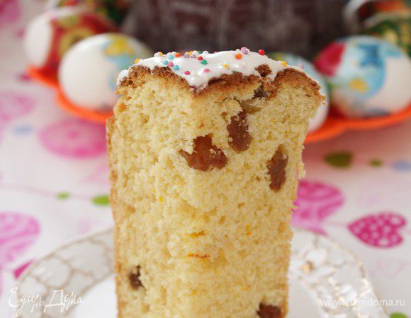 Готовность куличей проверять деревянной палочкой — на ней не должного оставаться сырого теста.
Когда куличи испекутся, вынуть их из духовки, накрыть полотенцем и дать "отдохнуть". Формы с остывшими, но еще теплыми куличиками поставить на бочок и оставить на 5 минут, после чего аккуратно вынуть. Глазурь наносить на остывшие куличи.