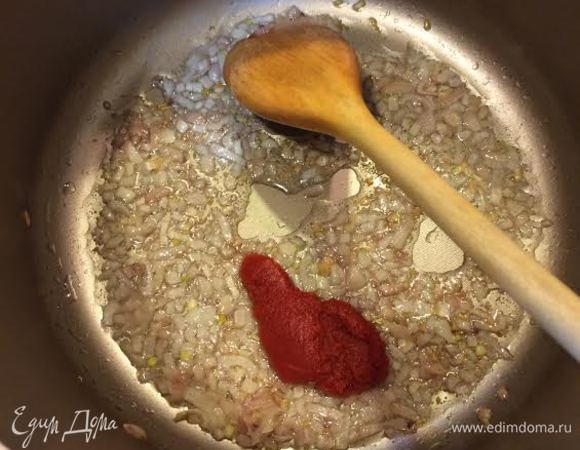 Лук мелко нарезать и обжарить до золотистого цвета. К луку добавить 1 ч. л. томатной пасты.