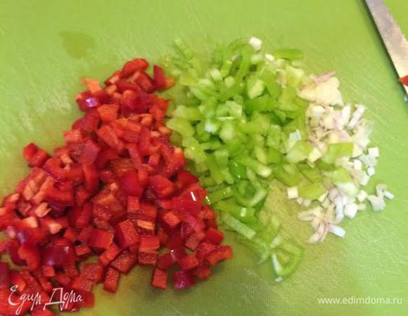 1/2 головки чеснока, красный и зеленый болгарский мелко порезать.