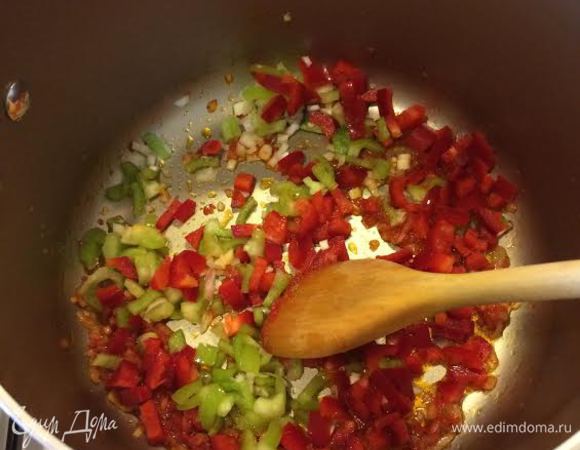 Добавить к луку и потушить.