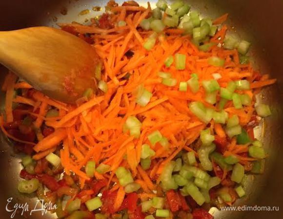 Морковь натереть на крупной терке, сельдерей порубить, добавить к овощам и потушить.