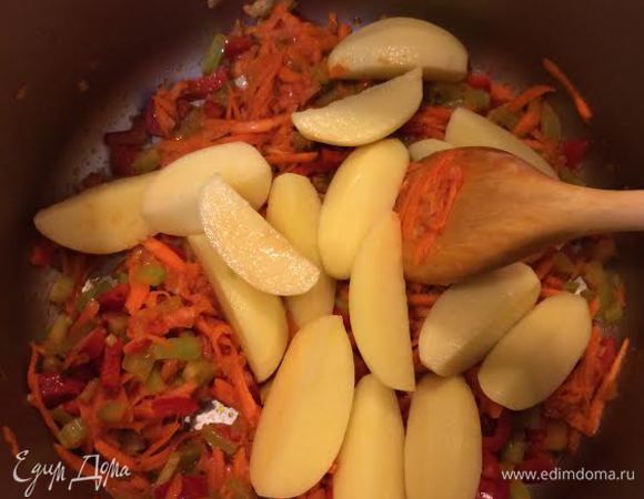 Затем добавить картофель.