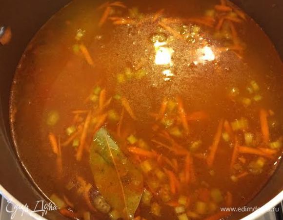 Добавить лавровый лист и залить бульоном, накрыть крышкой и варить минут 5-6.