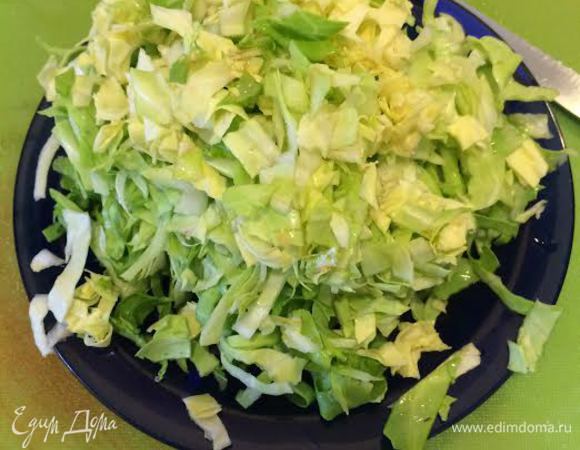 Молодую капусту нерезаем соломкой.