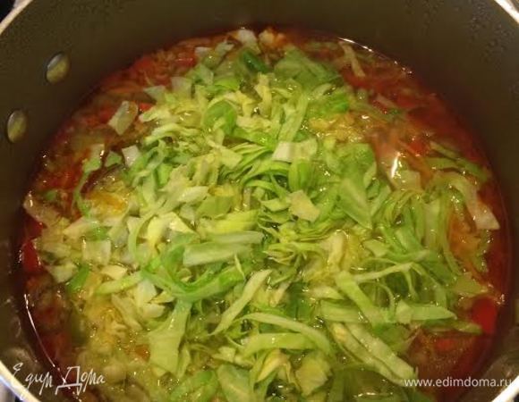 Добавить капусту и варить 2-3 минтуы.