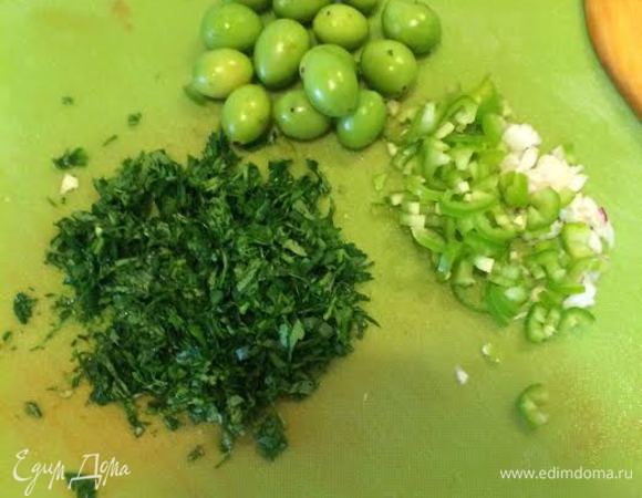 Остаток чеснока, зеленый перец и зелень мелко порубить.