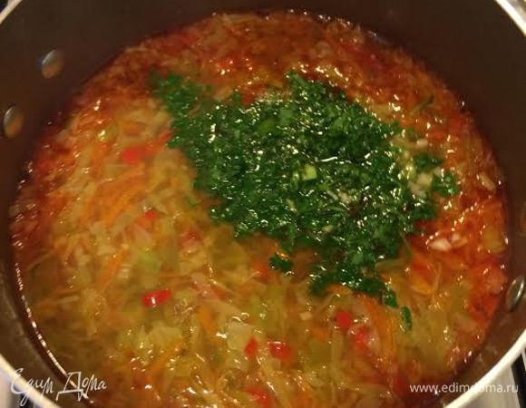 Добавить в борщ зелень, чеснок, зеленый перец и ткемали. Посолить, поперчить, варить 2-3 минутки. Снять с огня.