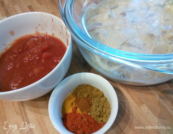 Теперь перейдем непосредственно к готовке блюда. Подготовить смесь специй, мелко порубить чеснок. Разогреть духовку. Нам понадобится функция гриль. Помидоры размять. Одновременно можно поставить вариться рис. У меня рис для суши, его нужно тщательно промыть под холодной водой, а потом замочить на 20-30 мин. Залить водой, закипятить, убавить огонь и варить под крышкой до полного исчезновения жидкости.