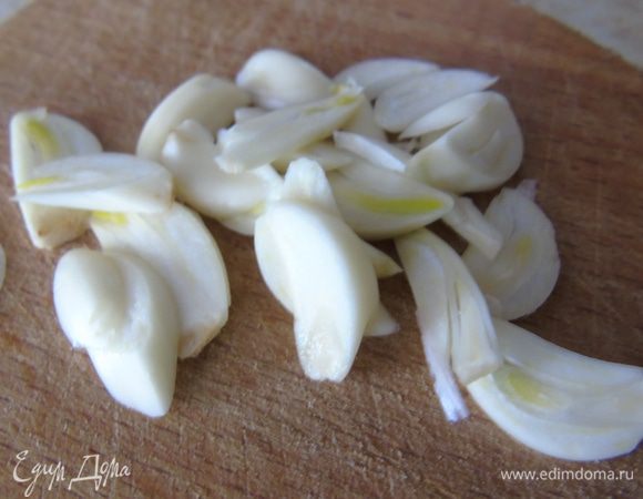 Чеснок нарезаем слайсами.