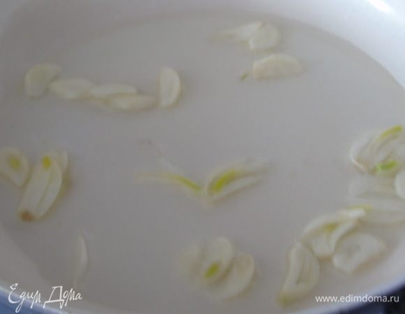 Обжариваем очень быстро чеснок и тмин на разогретом оливковом масле на сковороде. 