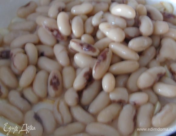 Всыпаем фасоль и держим на огне пару минут.