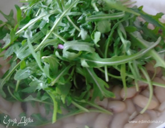 Всыпаем большой пучок руколы и вливаем херес (можете заменить белым вином) и, все время помешивая, держим на огне пока рукола привянет :) Солим и перчим по вкусу.