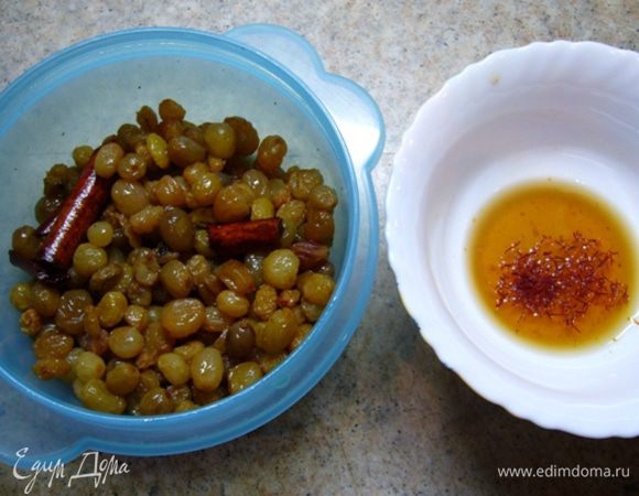 За сутки подготовить изюм. Промыть его. Обсушить. Залить 100 мл коньяка. Раздробить 3 коробочки кардамона, отправить к изюму. Добавить 3 бутона гвоздики, щепотку мускатного ореха, палочку корицы (предварительно разломать ее на части). Плотно закрыть и оставить. Изюм за это время вберет в себя ароматы и алкоголь. В оставшемся алкоголе замочить нити шафрана.