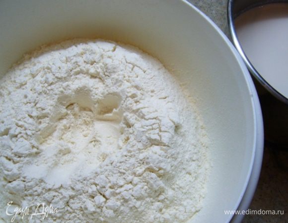 Для опары развести дрожжи в 350 мл теплых сливок. Дать дрожжам начать работать (10 мин).
Просеять 600 г муки. 