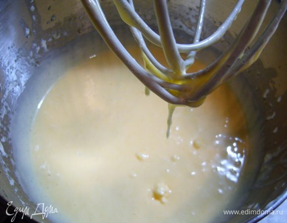 За время, пока стоит опара, растопить и остудить сливочное масло. Желтки растереть с сахаром добела. Постепенно влить сливочное масло, продолжая взбивать. 
Миндаль порезать. Вынуть из 4 коробочек кардамона семена, растолочь их в ступке.
