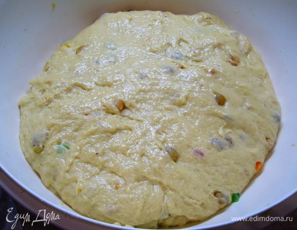 Добавить в опару яично-масляную смесь, оставшиеся 400 мл сливок (чуть прогреть), шафран с настоем, 600 г просеянной муки, специи, изюм, цукаты, миндаль.
Замесить тесто. У меня оно получилось слегка жидковатым, поэтому я постепенно просеяла еще 400 г муки. Тесто не должно быть крутым, оно сначала будет липнуть к рукам. Вымешивать его 20 мин. За это время оно перестанет липнуть к рукам, станет воздушным. 
Оставить на подъем тесто еще на 2 часа. За это время я его один раз обмяла.
