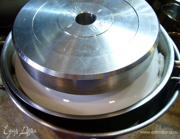 Творог поместить в дуршлаг, застеленный двойным слоем марли, положить гнет. 
Оставить на несколько часов стекать. За это время я пару раз меняю марлю.