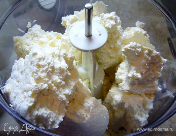 Творог и размягченное сливочное масло взбить в комбайне. 
