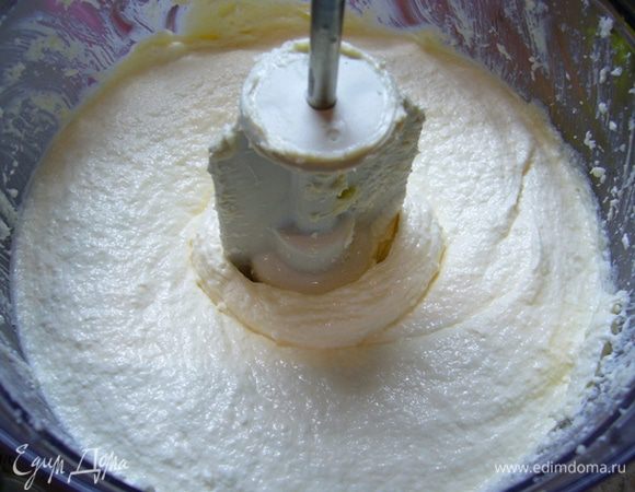 Добавить сахар, ванильный сахар. Еще раз взбить. Масса будет слегка жидковатой, пышной.
Добавить порезанный на кубики мармелад (резать не очень мелко). Перемешать.
Собрать форму для пасхи. Выложить ее влажной марлей. Творожную массу переложить в форму, закрыть дно марлей, положить блюдечко, на него – гнет.
Поставить в холодильник на ночь.
