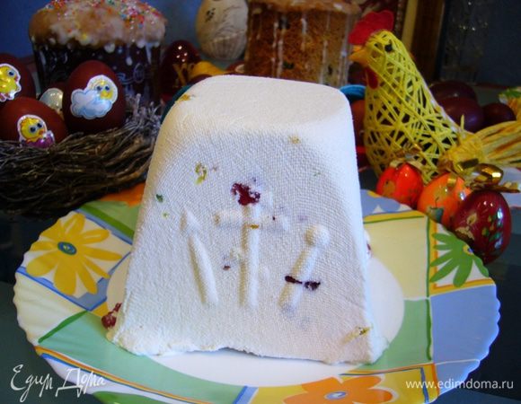 Не смотря на то, что творог я не протирала через сито, пасха получается нежной и однородной. Очень красиво в разрезе смотрится мармелад – прозрачные разноцветные «огоньки».