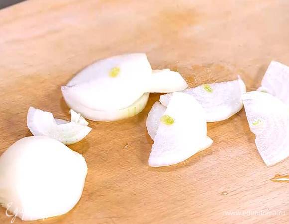 Лук почистить и нарезать полукольцами.