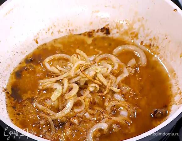 Переложить котлеты на теплую тарелку, а в сковороду, где они жарились, выложить лук и обжарить его в соусе, которой остался от котлет.