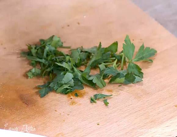 Петрушку крупно порезать.