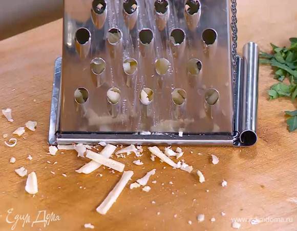 Сыр натереть на крупной терке.