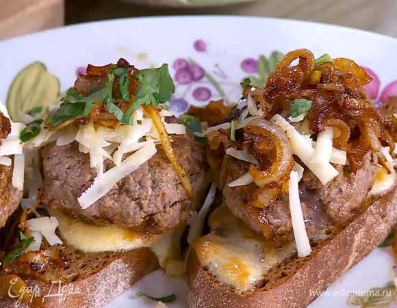 На каждый ломтик хлеба поместить котлету, посыпать сыром, выложить обжаренный лук и посыпать петрушкой.