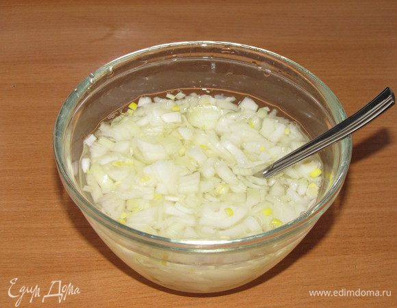 Первым делом замариновать лук. Смешать в миске воду, сахар, соль и уксус. Мелко порубить репчатый лук и опустить в маринад. Оставить на 20 минут.