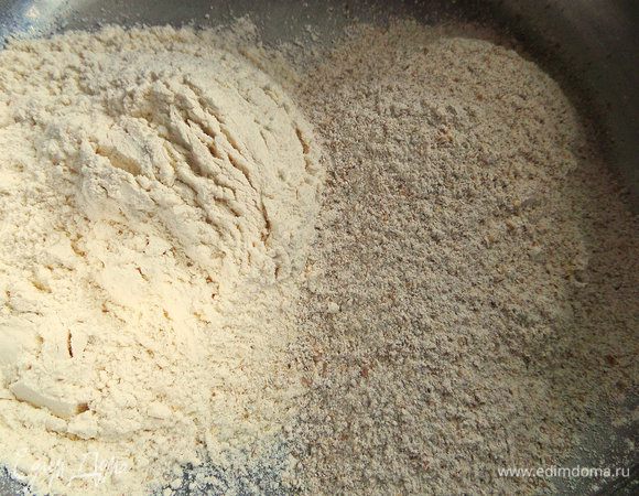 Смешиваем пополам два вида муки с солью.