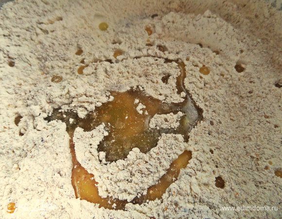 Влить оливковое масло.