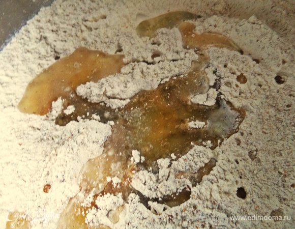 Воду или любой отвар. У меня фасолевый был. Вначале 2 ложки,а если потребует тесто,то все 3.