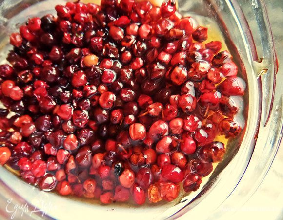 Мед или, как у меня, сироп от брусники в меду.